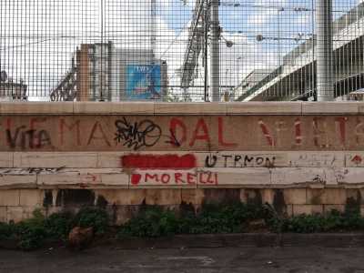 Anche se oggi � in parte coperto da frasi d�amore e parolacce, � ancora chiaramente leggibile